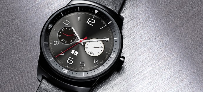 LG G Watch R 리뷰 - 스테인리스 스틸을 배경으로 한 시계