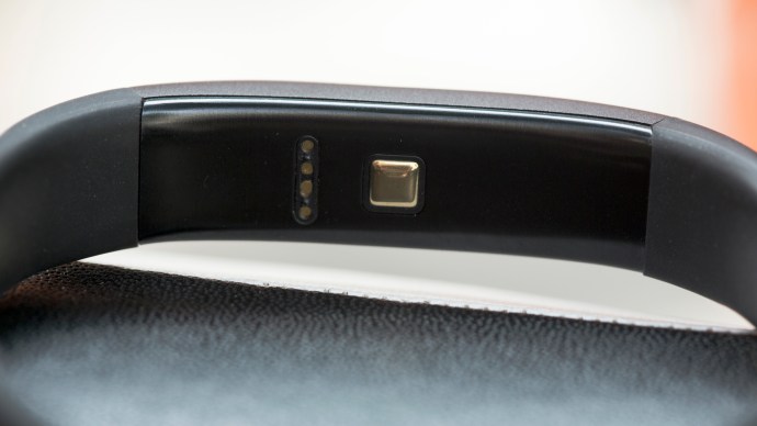Jawbone Up3 리뷰: 제공된 마그네틱 USB 케이블을 Up3 본체 밑면에 부착하면 충전이 됩니다.